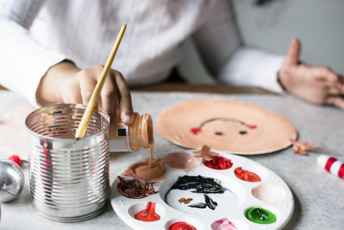 kid-painting-santa-paper-plate